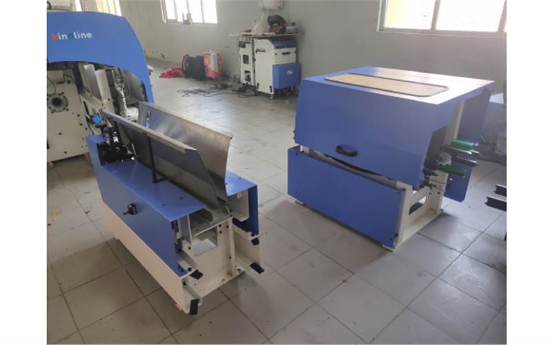 This is the book delivery unit, which will feed the bound book into a conveyor. The bound books are brought down in a downhill conveyor, before they are laid flat on to the conveyor. A series of conveyors can be connected to an inline trimmer